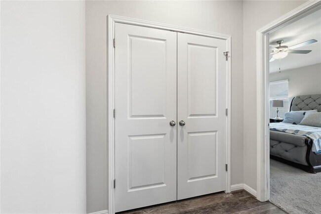 Building Photo - 805 Russet Rock Dr