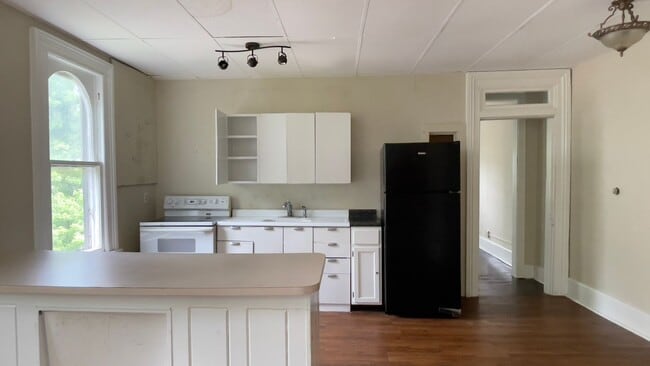 Building Photo - Historic, Upstairs One Bedroom Apartment