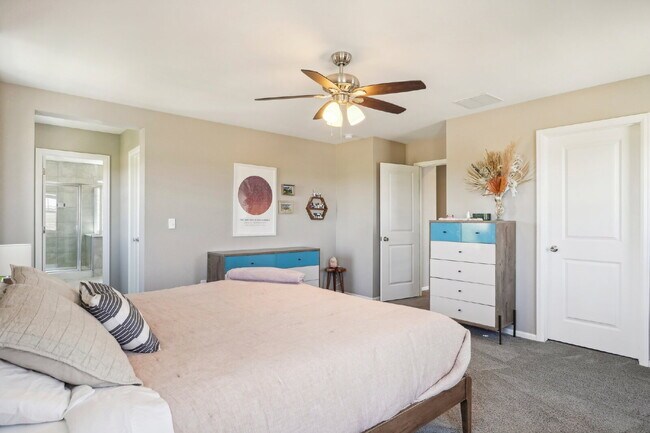 Building Photo - "Spacious 4-Bedroom Retreat with 2.5 Baths in Reunion!"