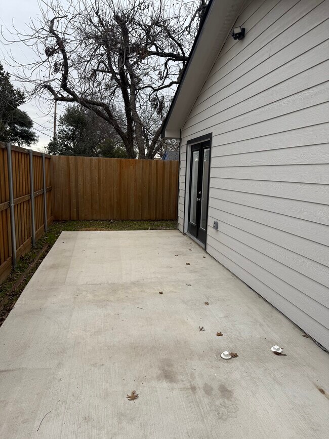 Building Photo - 1019 E Waco Ave