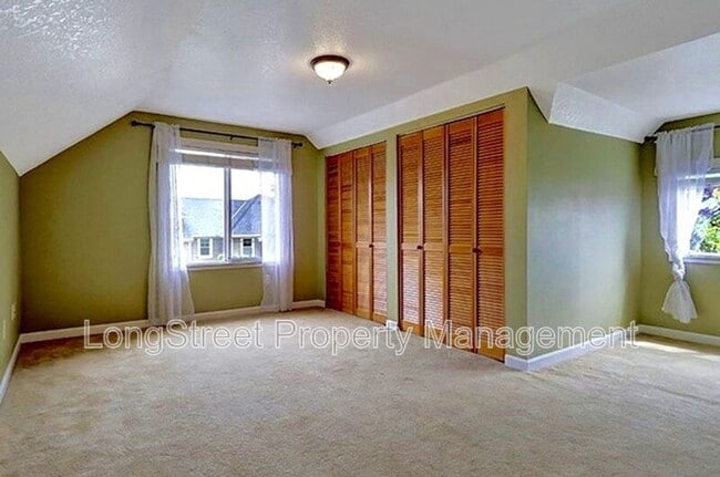 Building Photo - 2624 NE Sumner St