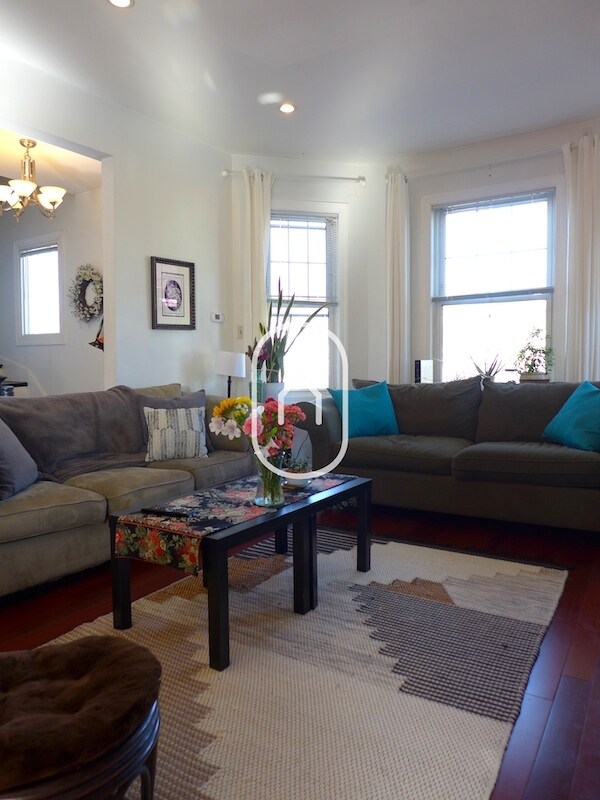 Building Photo - 26 Turner St