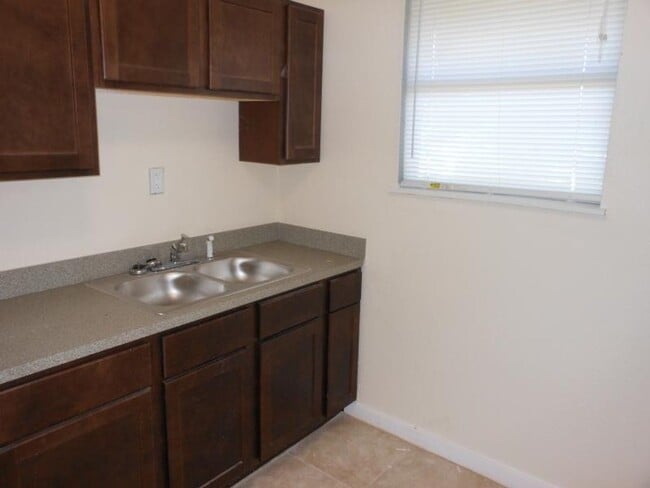 Building Photo - Affordable 2 Bed/ 1 Bath Townhome Style Unit Available Now! Move in Ready!