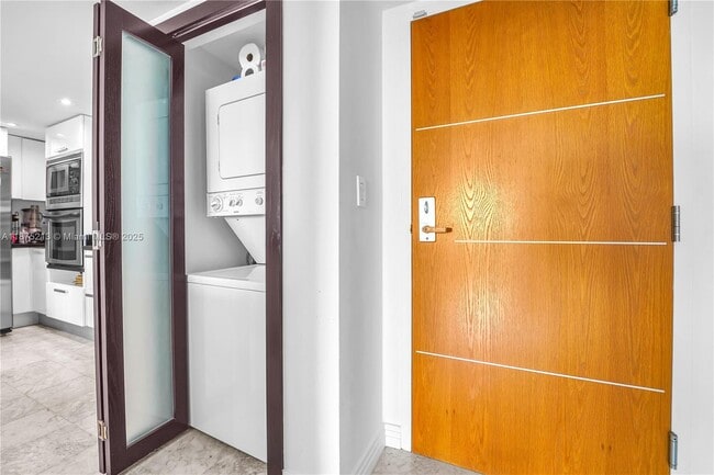 Building Photo - 400 South Pointe Dr