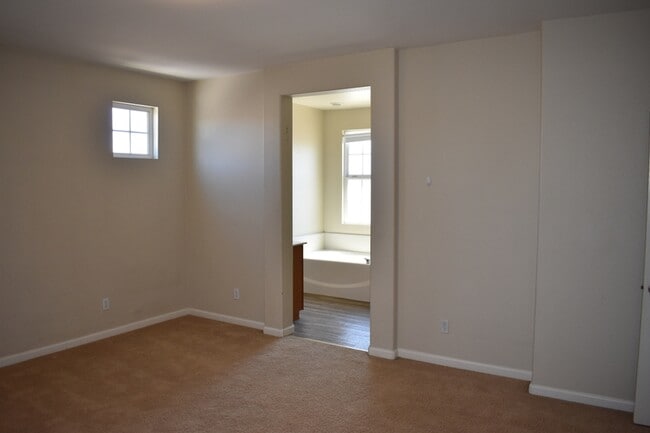 Building Photo - 3587 Sarasota Ave