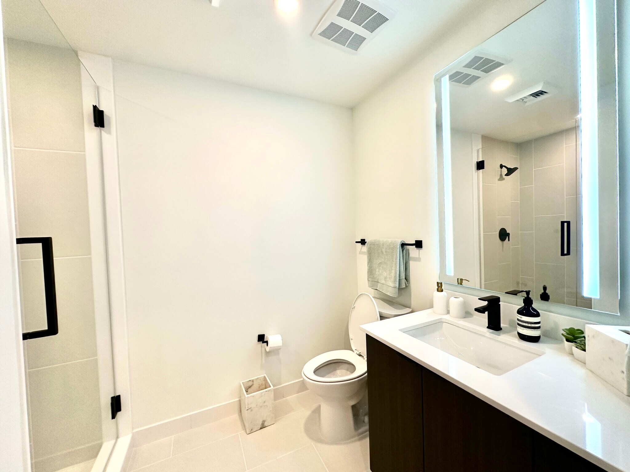 Building Photo - 105 NE 25th St