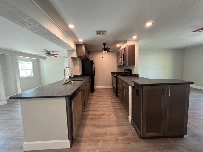 Building Photo - $1,650 ** Annual ** Available 6/15/26 ** Recently Upgraded **3 Bedroom / 2 Bath * Port Charlotte