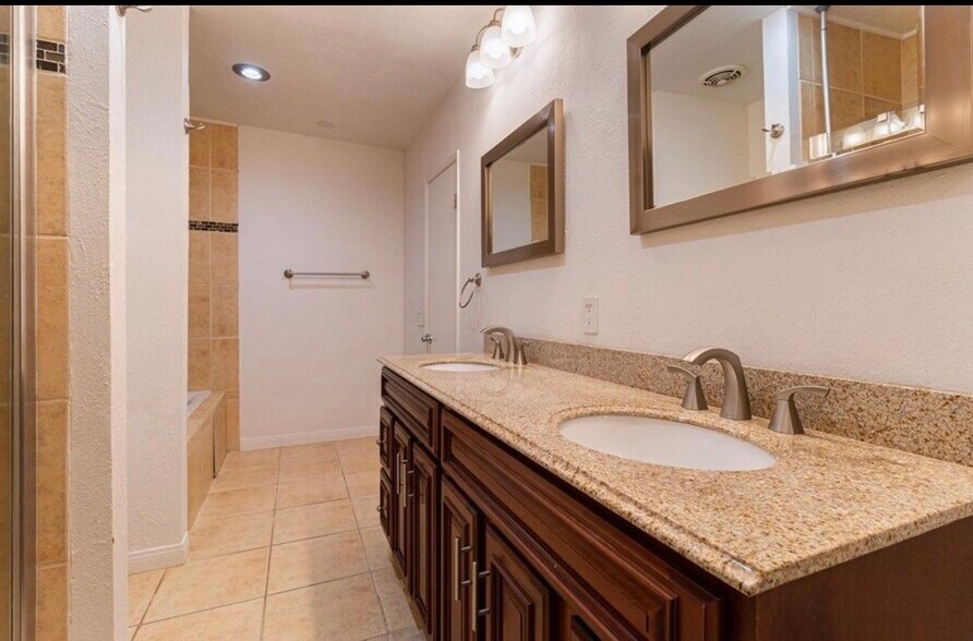 Building Photo - 336 Miraleste Dr