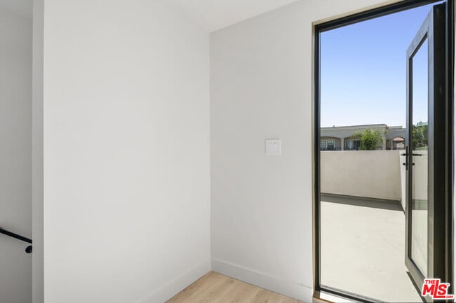 Building Photo - 426 Arnaz Dr