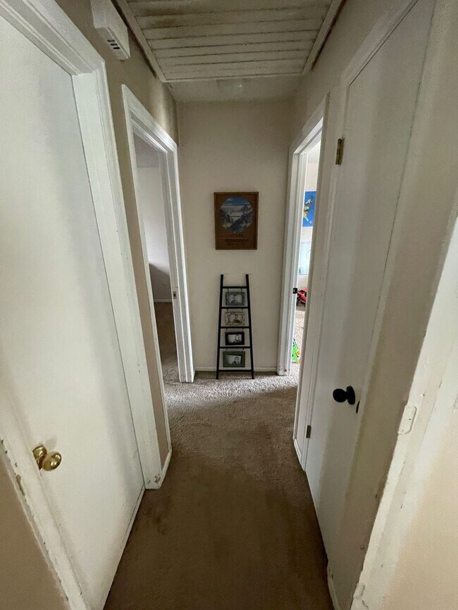 Building Photo - Beautiful Split Level Home in Waneka Lake ...