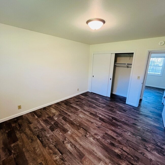 Building Photo - Beautifully updated 3 bedroom 2 bath duplex