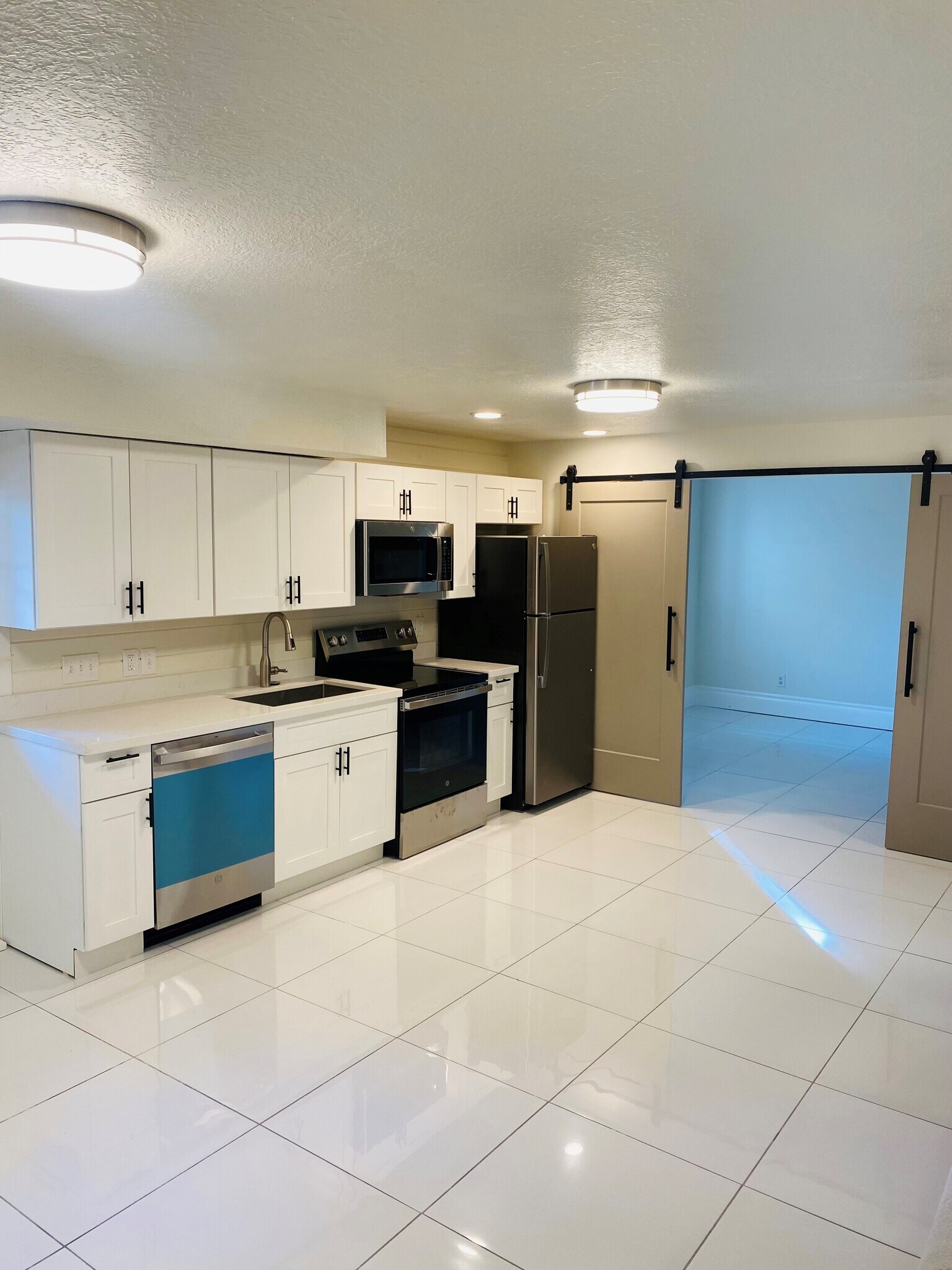 Kitchen - 1136 Fairway Cir