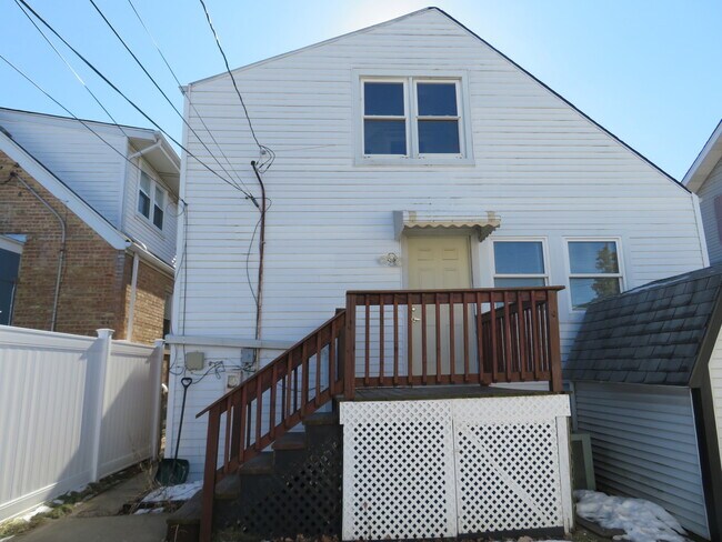 Building Photo - 6948 W Wellington Ave