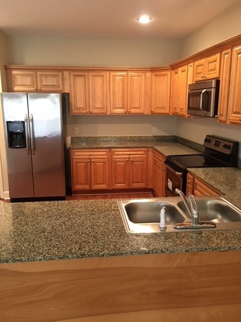 Building Photo - Beautiful Townhome in Arbor Lakes!