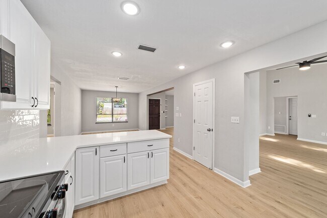 Building Photo - Beautifully Renovated 3 Bed 2 Bath Home in...