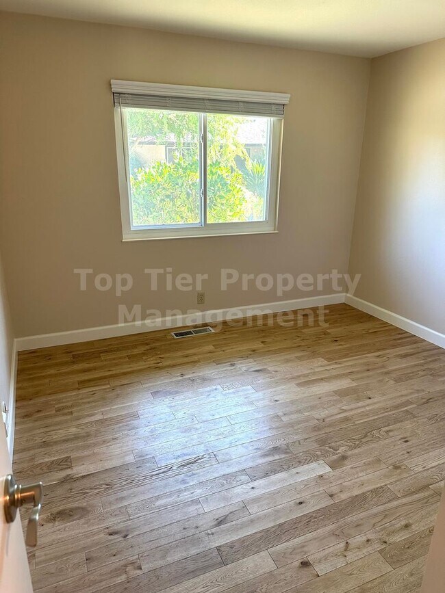 Building Photo - Beautiful 5 Bed, 2 Bath, 2,066 Sqft Pleasa...