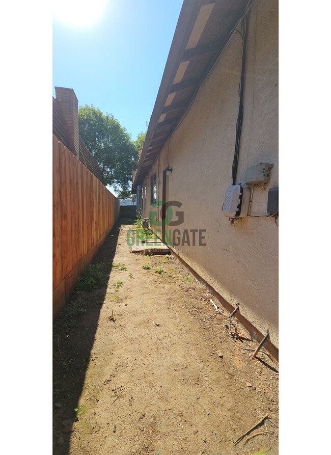 Building Photo - 3509-3511 Dragoo Park Dr.