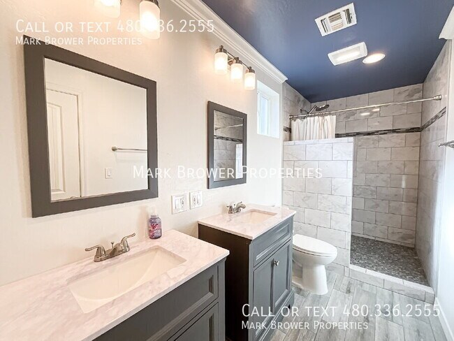 Building Photo - 2241 W Clarendon Ave