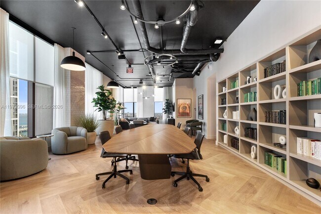 Building Photo - 121 NE 5th St