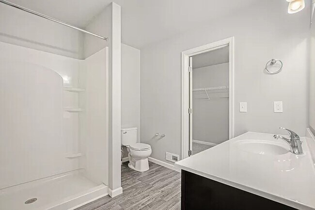 Building Photo - Spacious 4 bedroom for lease