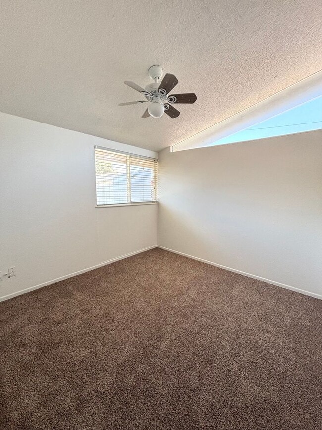 Building Photo - Lovely 3 Bedroom Home in Established Neigh...