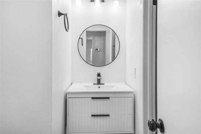 Building Photo - 14110 Bell Towne Dr