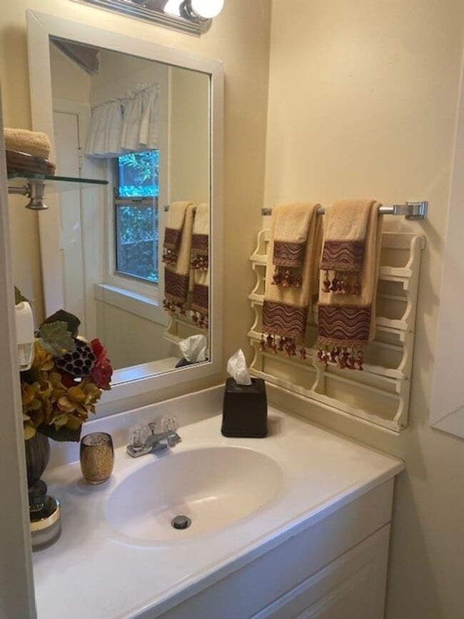 Building Photo - Charming Studio Cottage for Lease