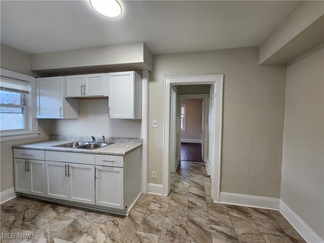 Building Photo - 529 E Cuyahoga Falls Ave