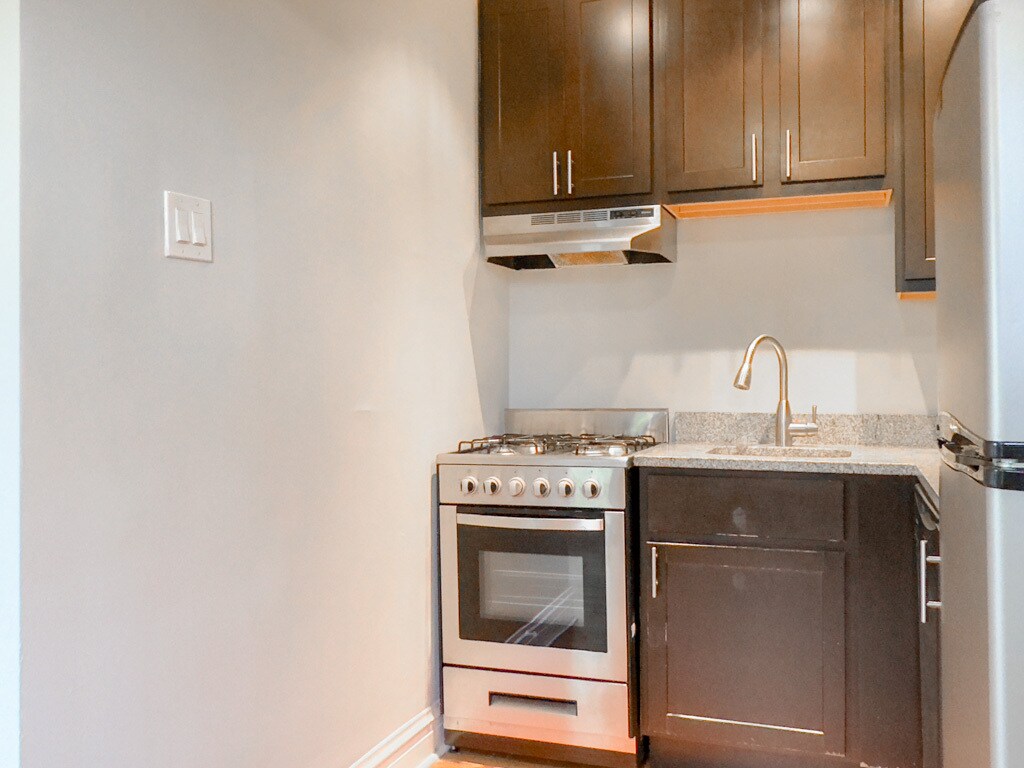 Building Photo - 4742 N Hermitage Ave