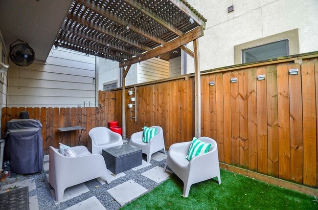 Building Photo - 1116 Columbus St