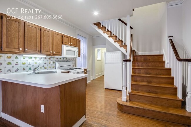 Building Photo - Charming Two Bed Rittenhouse Apartment