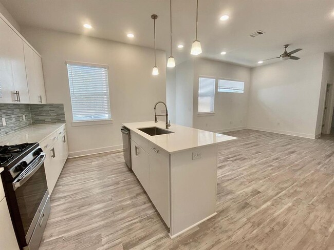 Building Photo - 6809 Montana St