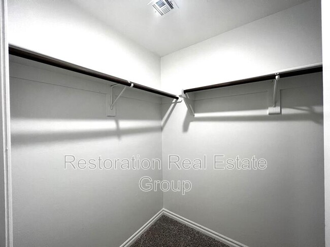 Building Photo - 2717 Dennis Dr