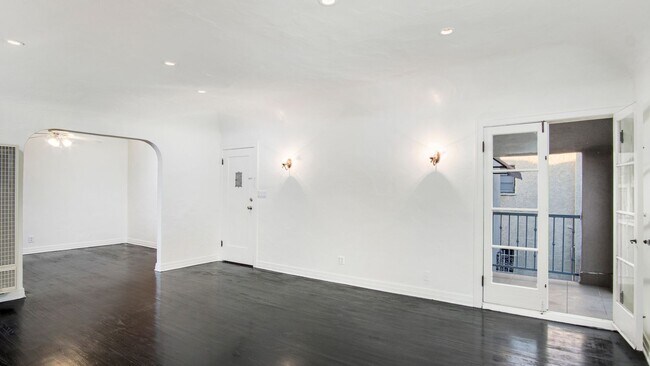 Building Photo - Spacious 3Bed/2Bath with Private Balcony A...