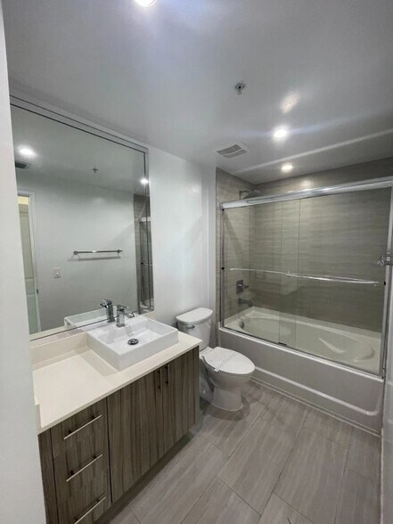 Building Photo - 551 NE 39th St