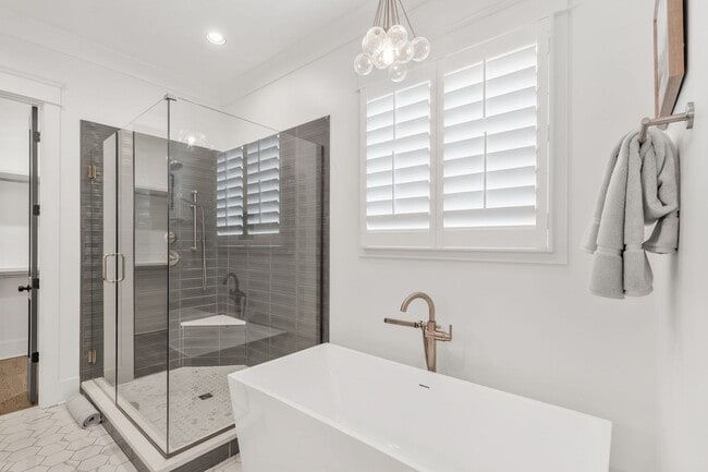 Building Photo - 5 Bedroom Home with Luxury Finishes in West End