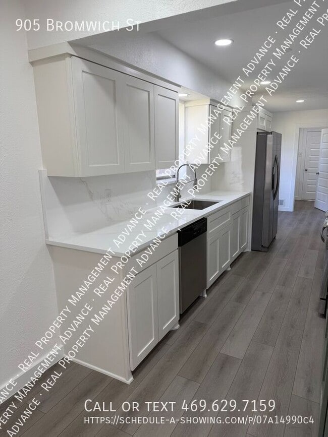 Building Photo - 905 Bromwich St