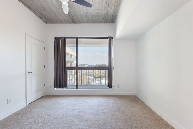 Building Photo - 1/1  Condo in Grant Park w/ City Views Right By Grant Park Market and Shops!