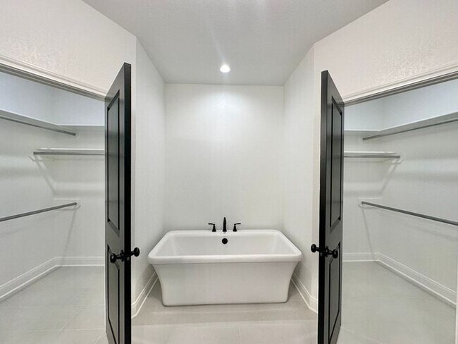 Building Photo - Available Now! Luxurious 3 Bedroom 2 Bath ...