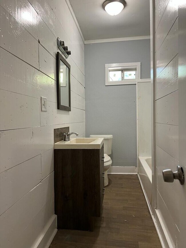 Building Photo - 434 S High St