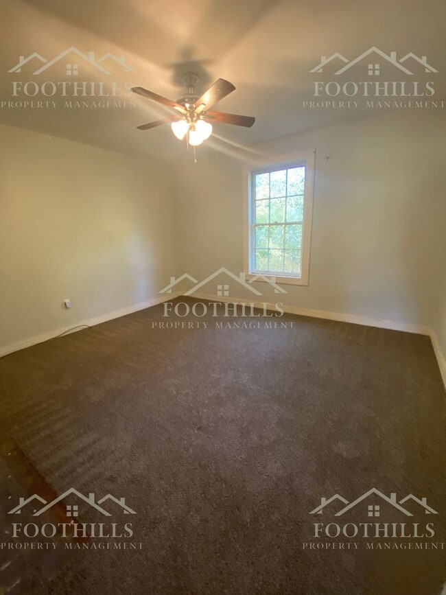 Building Photo - 3-Bedroom Duplex with Appliances Included ...