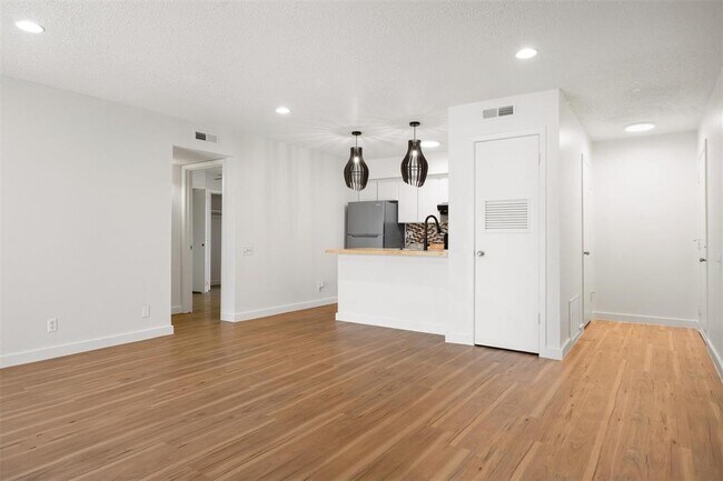 Building Photo - 620 S 1st St