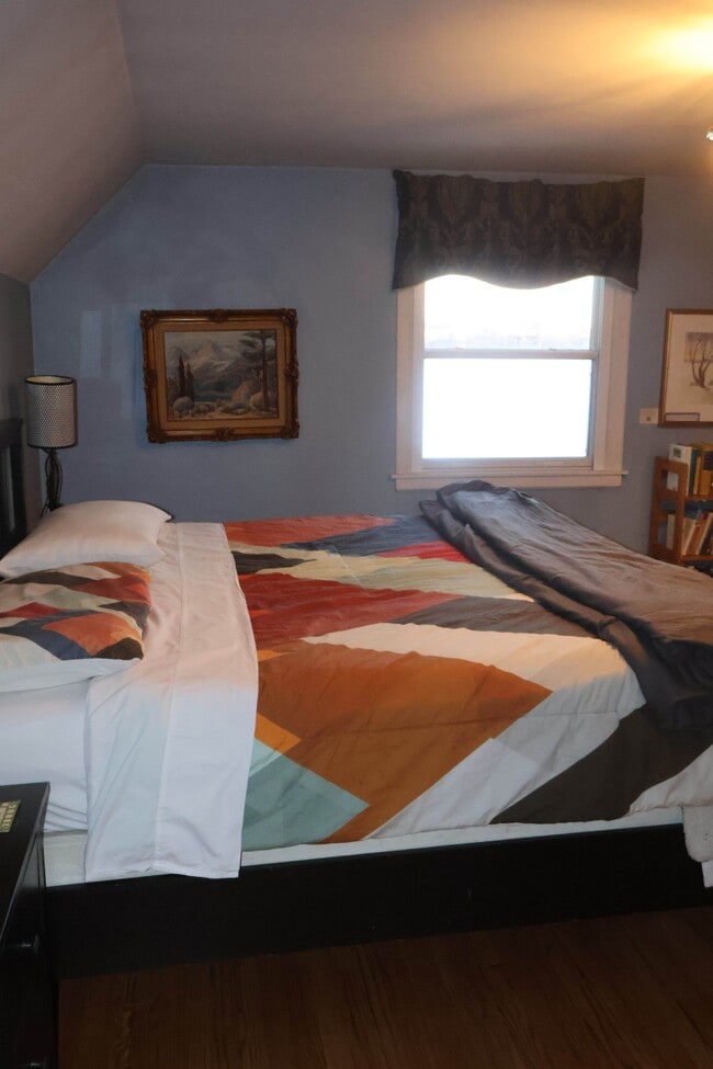 Building Photo - 637 S Shore Dr