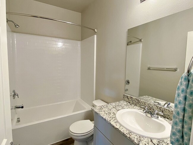 Building Photo - UPGRADED 2 BEDROOM TOWNHOME IN GATED COMMU...