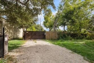 Building Photo - 905 E Archer Rd