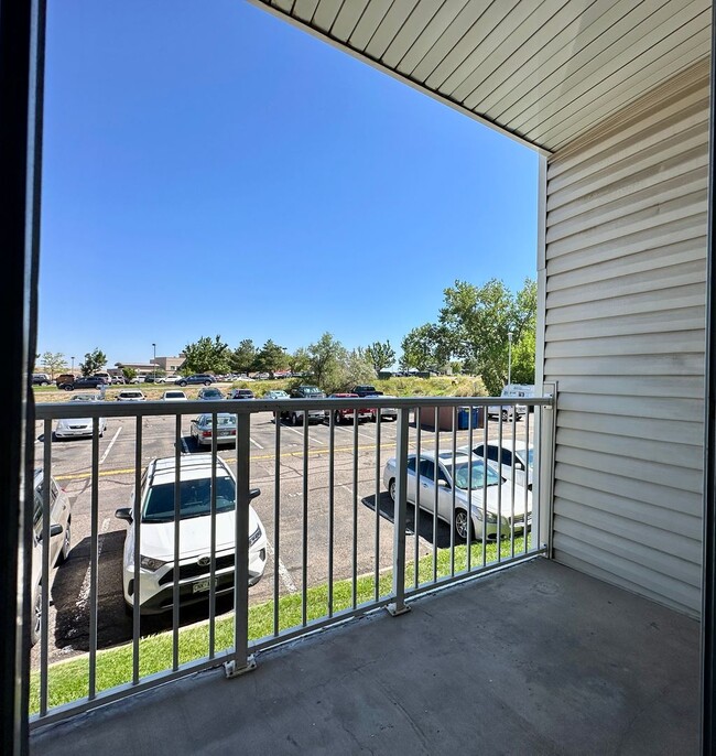 Building Photo - Nice 1 Bedroom 1 Bathroom Condo in Golden with Pool!! Available Mid December!!