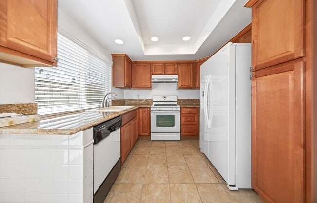 Building Photo - Updated and Move-In Ready!