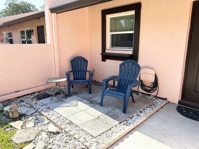 Building Photo - 2 Bedroom Villa with Screened in Patio!