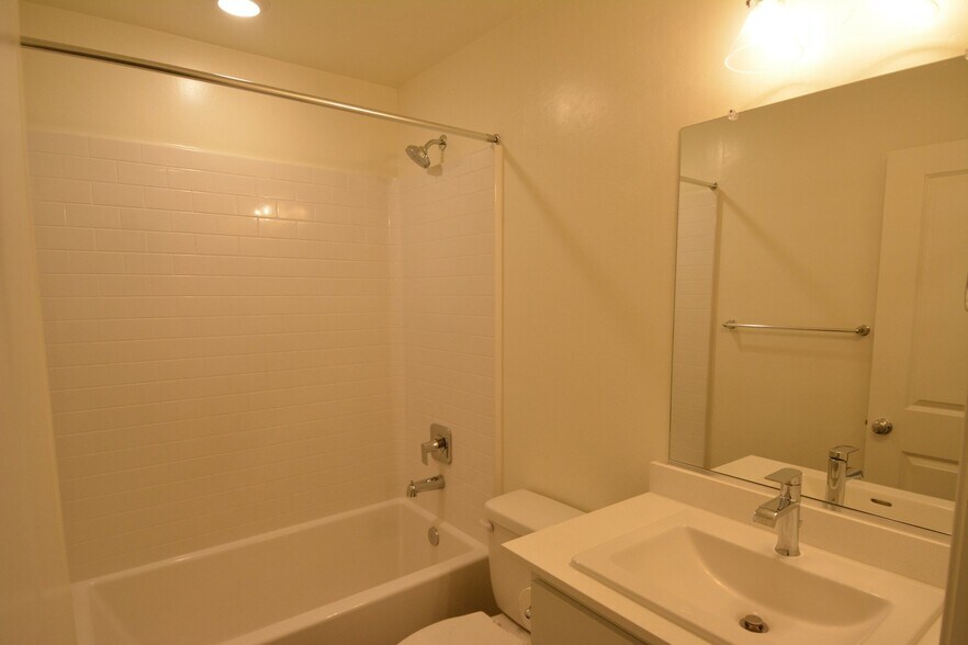 Building Photo - 8911 Tristania Pl
