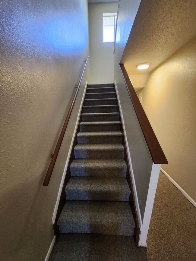 Building Photo - Updated 2-Bed, 1-Bath Apartment – On-Site Laundry | Move-In Special: Get 50% Off Your First Month...